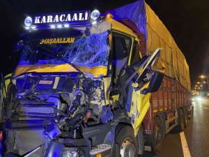 Tem’de 2 Kamyon Çarpıştı, Araçta Sıkışan Sürücü Yaralandı