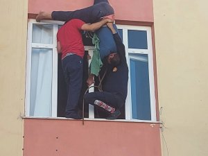 Evine Çatıdan Sarkıp Pencereden Girmek İstedi, Halat Kısa Gelince Asılı Kaldı