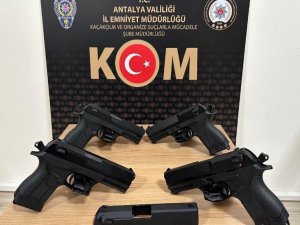 Uygulama Noktasında Durdurulan Araçta 4 Ruhsatsız Tabanca Bulundu