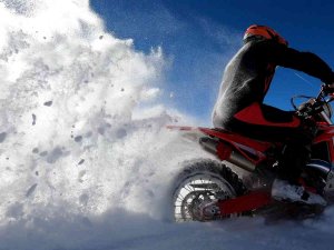 Karla Kaplanan Ergan Dağı’nın Zirvesine Motosikletleriyle Çıkarak Sezonun İlk Kayağını Yaptılar