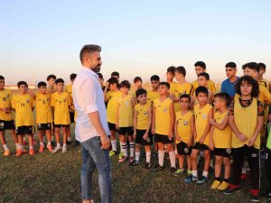 Çocukluk Hayalini Gerçekleştirdi, Gençleri Kötü Alışkanlıklardan Uzak Tutmak İçin Futbol Kulübü Kurdu