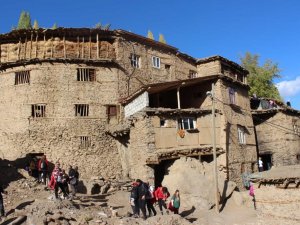 Doğa Tutkunları Sonbaharın Renklerine Boyanan Taş Evleri Gezdi