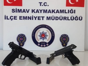 Simav’da Bir Araçta 2 Adet Tabanca Ele Geçirildi