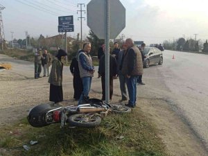 Motosiklet İle Otomobil Çarpıştı 2 Yaralı