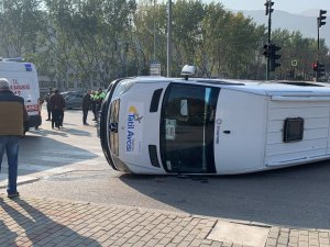 Bursa’da Otomobilin Çarptığı Minibüs Devrildi