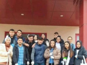 Üniversite Öğrencileri Kampüsü Temizledi