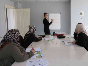 Kadınlar Okuma Yazmayı Bi̇l-mek İle Öğreniyor