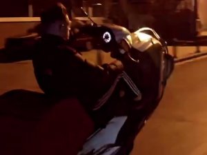 Pendik’te Motosikletlinin Tek Teker Üzerinde Tehlikeli Yolculuğu Kamerada
