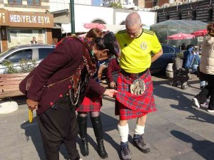 Diyarbakır’da İ̇skoçlar Kilt, Yerli Halk Giydiği Şalvarla Bir Araya Geldi
