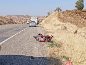 Motosiklet İle Kamyonet Çarpıştı 2 Kişi Ağır Yaralandı