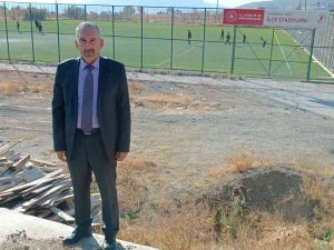 Dicle İlçesindeki Sentetik Futbol Sahası Fi̇fa Standartlarında Yapılıyor