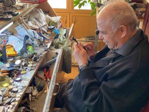 Niğdeli Saat Ustası Naci Evirgen, 60 Yıldır Saat Tamir Ediyor