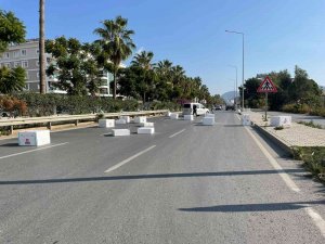 Gazipaşa’da Yola Savrulan Strafor Köpük Kutuları Sürücülerin Yardımıyla Kaldırıldı