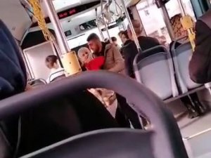 Sinir Kiriz Geçiren Yolcu İ̇ett Şoförüne Saldırdı