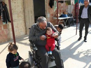 Üç Çocuk Babasının Akülü Tekerlekli Sandalye Sevinci
