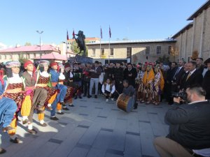 Bayburt’ta, Yıldızlar Türkiye Şampiyonası Öncesi Kortej Yürüyüşü Yapıldı
