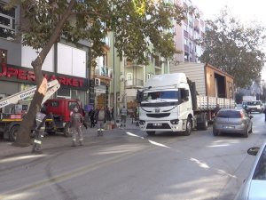 Prefabrik Ev Taşıyan Tırın Kırdığı Ağaç 2 Araca Zarar Verdi