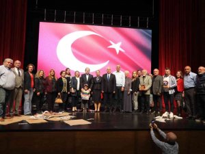 "Sokakların Çatısı Yok" Oyunu Beğeni Topladı