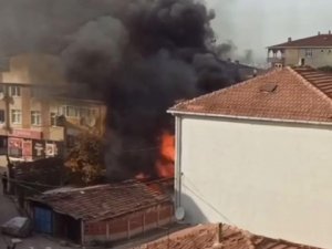 Gecekonduda Çıkan Yangın Bitişiğindeki Binayı Da Yaktı