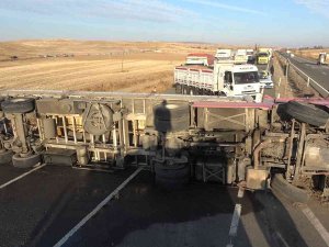 Metrelerce Sürüklenen Tır Karşı Şeride Devrildi: 1 Yaralı