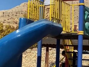 Şehit Sekin’in Babasının Cenaze Töreninde Duygulandıran An: Oyun Oynamayı Bırakan Çocuk Parkta Namaz Kıldı