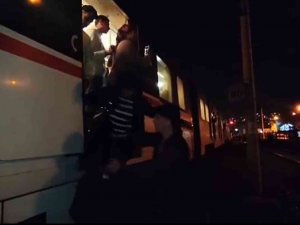 İ̇zban Arızalanınca Vatandaşlar Çareyi Raylara Atlamakla Buldu
