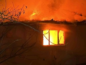İ̇ki Katlı Ev Alev Alev Yandı, Arı Kovanlarına Alevlerin Sıçramasını İtfaiye Engelledi