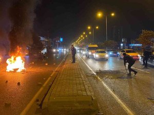 Elektrik Sayaçlarının Direklere Çıkartılmasına Tepki İçin Lastik Yaktılar, Yolu Trafiğe Kapattılar