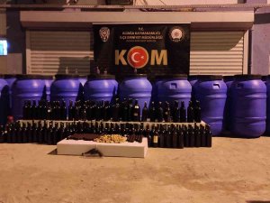 İ̇zmir Polisi Muhtemel Facianın Önüne Geçti: 4 Ton Sahte Şarap Ele Geçirildi