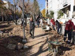 Uğur Mumcu Parkında Peyzaj Ve Üst Yapı Çalışmaları Başladı