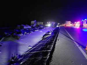 Bariyerlere Çarpan Tır Devrildi: 2 Kardeş Hayatını Kaybetti