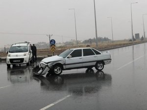 Hafif Ticari Araç İle Otomobil Kavşakta Çarpıştı: 2 Yaralı