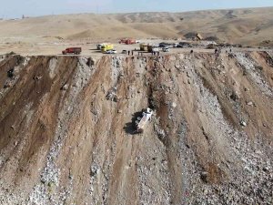 Molozları Boşaltırken Uçuruma Yuvarlanan Kamyonun Sürücüsü Ölümden Döndü