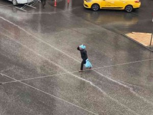Yağmura Hazırlıksız Yakalanan Vatandaşlar Başlarına Poşet Geçirdi