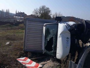 Kontrolden Çıkan Kamyonet Devrildi, Sürücüsü Yaralandı