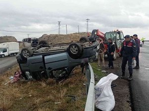 Bariyerlere Çarpıp Devrildi: 3 Yaralı