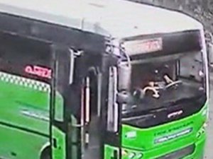 Kız Arkadaşına Bakan Genci Bıçaklayıp, Otobüsü Kaçırdı