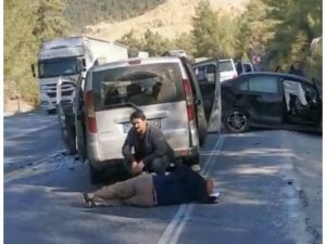 Antalya’da 2 Araç Çarpıştı: 5 Yaralı