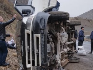Hakkari’de Minibüs Yan Yattı: 5 Yaralı