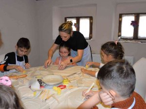Minikler Özenle Kendi Fotoğraf Çerçevelerini Yaptı