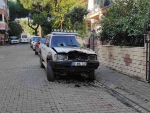 Park Halindeki Araç Bir Anda Alev Aldı
