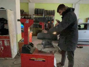 Van’da Lastikçilerin Kış Mesaisi Başladı