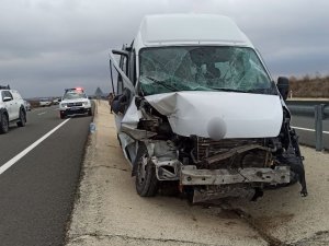 Yolcu Minibüsü İle Kamyonet Çarpıştı: 8 Yaralı