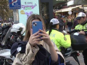Kadıköy’de Scooter Denetimde Ceza Yedi, Telefonunu Çıkarıp Basın Mensuplarını Çekti