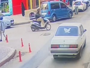 Otomobilin Çarptığı Motosikletli Mağazaya Daldı : O Anlar Kamerada