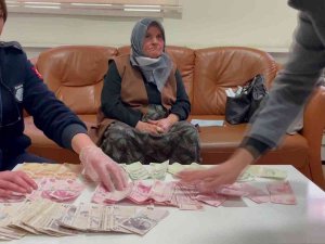 Dilenci Kadının Üzerinden 913 Tl Çıktı