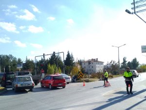 Otomobilin Çarptığı Motosikletteki 2 Genç Ağır Yaralandı