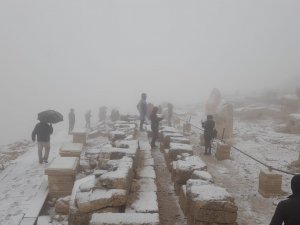 Nemrut’ta Turistlere Kar Sürprizi