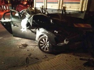 Kontrolden Çıkan Otomobil Park Halindeki Tırın Altına Girdi: 1’i Ağır 2 Yaralı