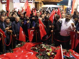 Taksiciler İ̇stiklal Caddesi’nde Bombalı Saldırıyı Kınamak İçin Karanfil Bıraktı